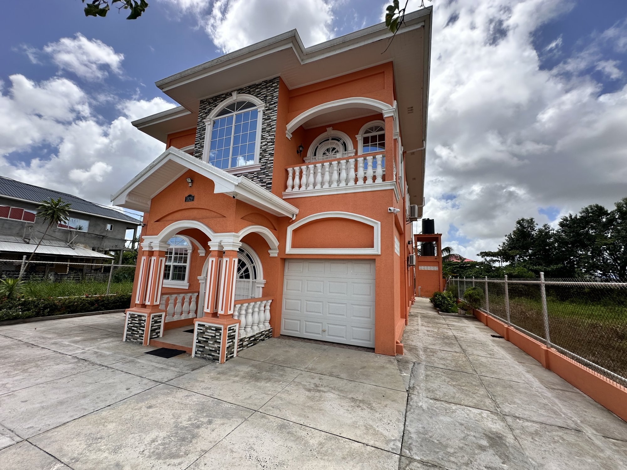 Fully Furnished 3-Bedroom Home — Herstelling